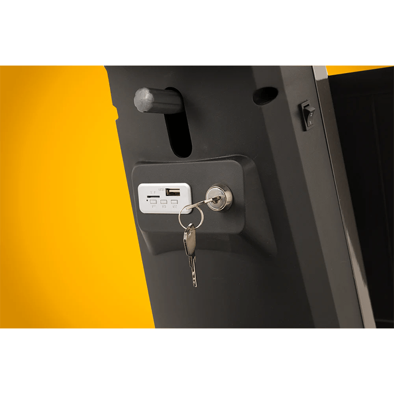 Scooterpac Savvy 8 Plus - Key and ignition with USB hub