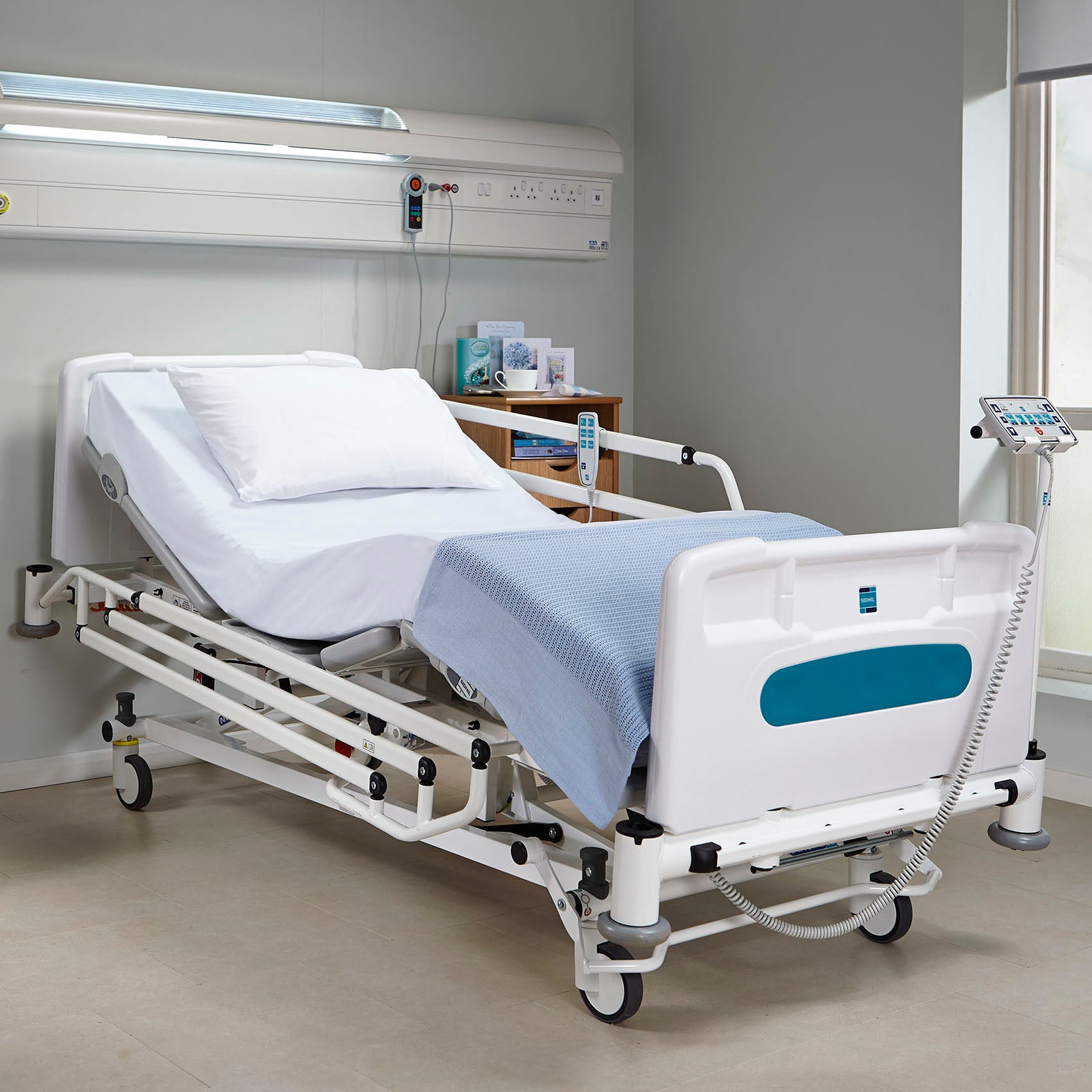 Drive DeVilbiss INNOV8 iQ Bed with Standard Cantilever Side Rails