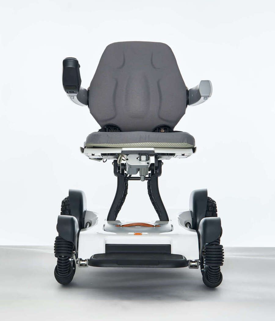 Robooter X40 Front View Adjustable Armrests